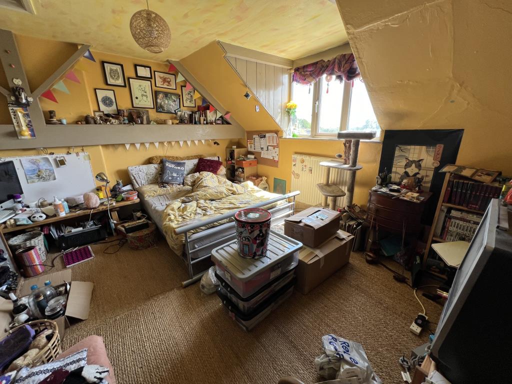 Lot: 168 - FOUR STOREY TOWN HOUSE FOR UPDATING - Third floor double bedroom